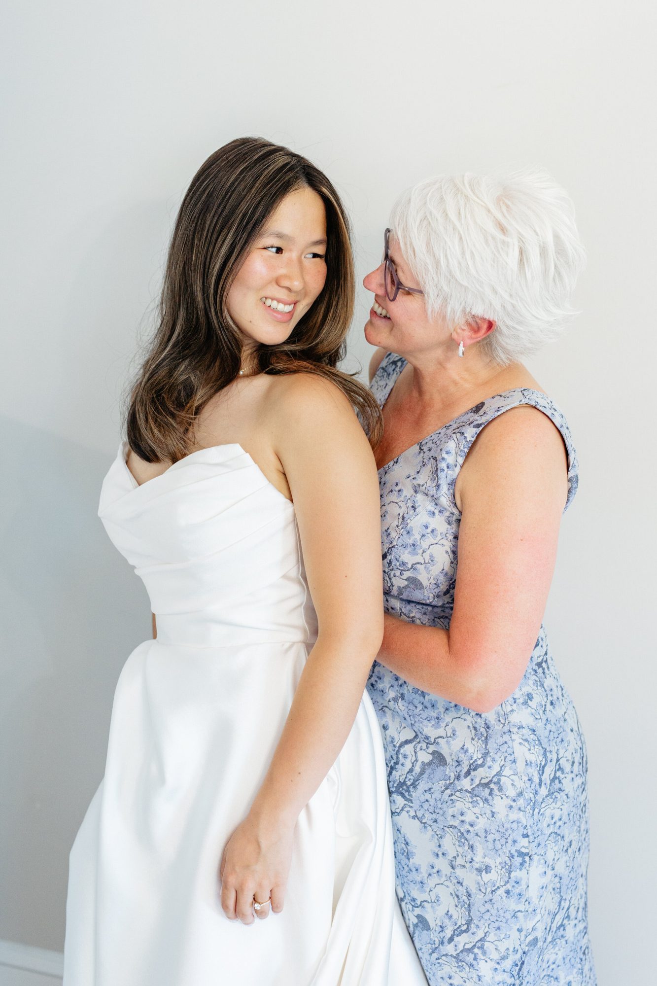 Bride with her mother at The View at Bluemont